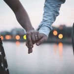 Jak wybrać idealny pierścionek zaręczynowy? Poradnik