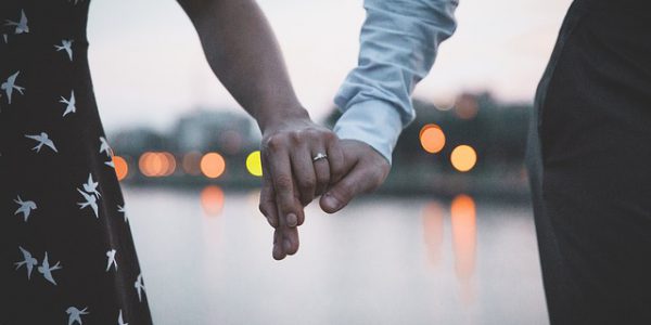 Jak wybrać idealny pierścionek zaręczynowy? Poradnik