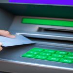 Jak wypłacić pieniądze z bankomatu?